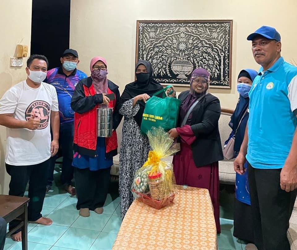 AkademiSifu's tweet photo. Program Singgah Sahur Anjuran Ahli Majlis MPP Zon 23 dan PKD Paya Jaras dengan kerjasama NGOS &amp; Pemimpin Tempatan. Moga sedikit amal kebaikan ini memberi banyak senyuman kepada mereka.
#mangkuktingkat
#ihyaramadan 
#sukarelawanpkdpj
#ramadhankareem https://t.co/qxU9dNaoeE