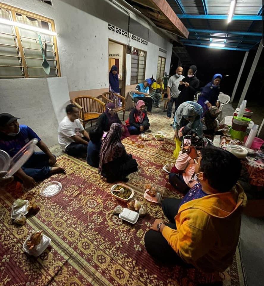 AkademiSifu's tweet photo. Program Singgah Sahur Anjuran Ahli Majlis MPP Zon 23 dan PKD Paya Jaras dengan kerjasama NGOS &amp; Pemimpin Tempatan. Moga sedikit amal kebaikan ini memberi banyak senyuman kepada mereka.
#mangkuktingkat
#ihyaramadan 
#sukarelawanpkdpj
#ramadhankareem https://t.co/qxU9dNaoeE