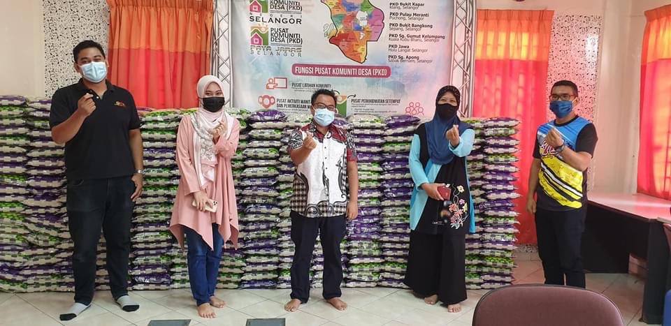 AkademiSifu's tweet photo. 600 paket beras dah sampai untuk foodbank https://t.co/SDED8CcHVY