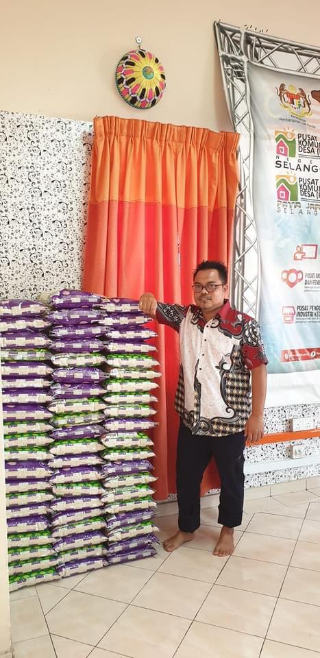 AkademiSifu's tweet photo. 600 paket beras dah sampai untuk foodbank https://t.co/SDED8CcHVY