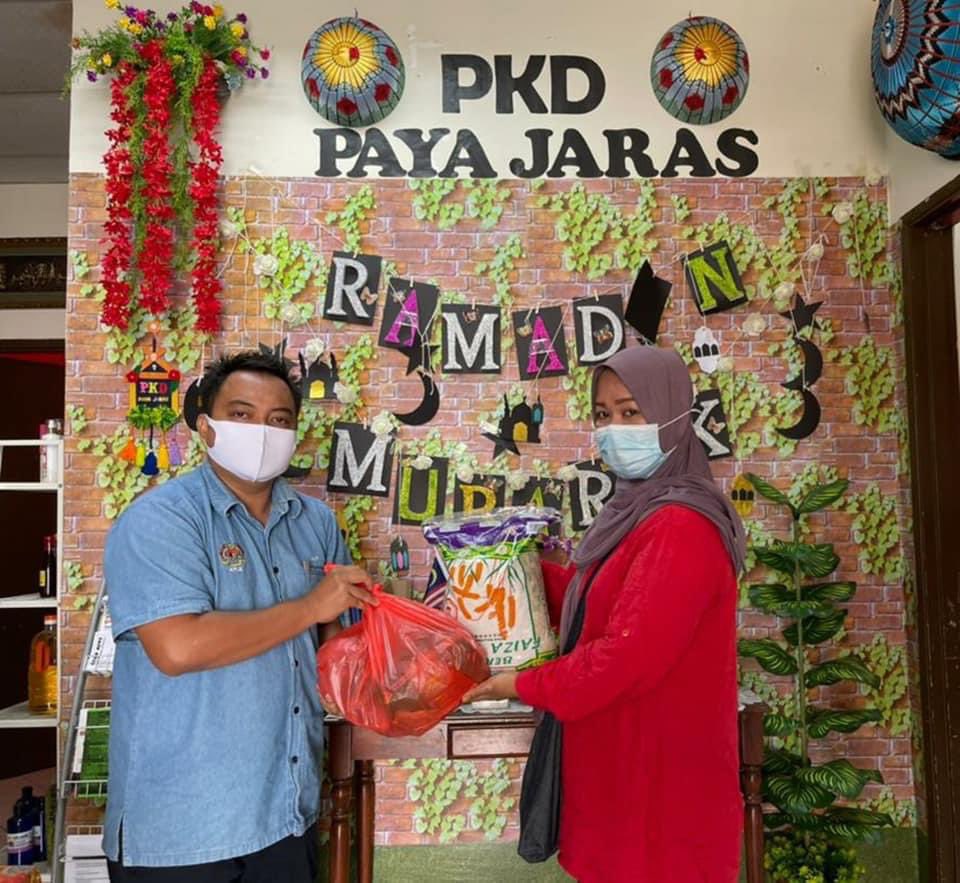AkademiSifu's tweet photo. Sesi serahan bantuan beras &amp; brg keperluan asas kepada penerima2 yang layak.
#kitajagakita 
#foodbankpkdpayajaras 
#ramadhankareem 
#ihyaramadhan 
#sukarelawanpkdpj https://t.co/Qz7VB8NhSX