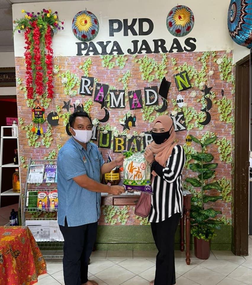 AkademiSifu's tweet photo. Sesi serahan bantuan beras &amp; brg keperluan asas kepada penerima2 yang layak.
#kitajagakita 
#foodbankpkdpayajaras 
#ramadhankareem 
#ihyaramadhan 
#sukarelawanpkdpj https://t.co/Qz7VB8NhSX