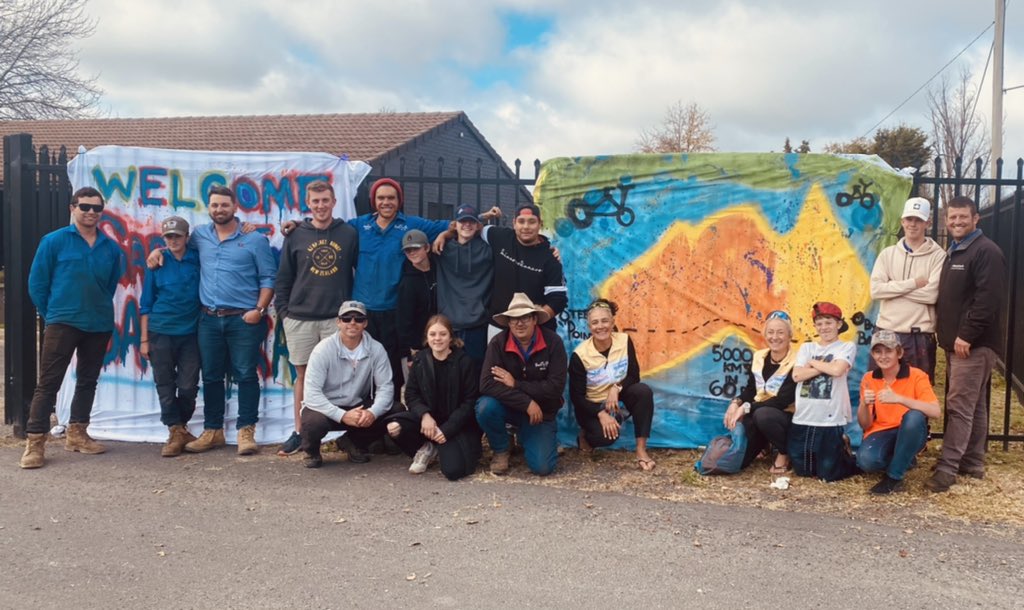 Thank you @BackTrackYouth for the incredible welcome & @RegionalAusBank for arranging our visit. It was a privilege to be invited into your circle & talk openly about mental health, suicide & how to struggle well. I am inspired by you all #Mentalhealth #SuicideAwareness