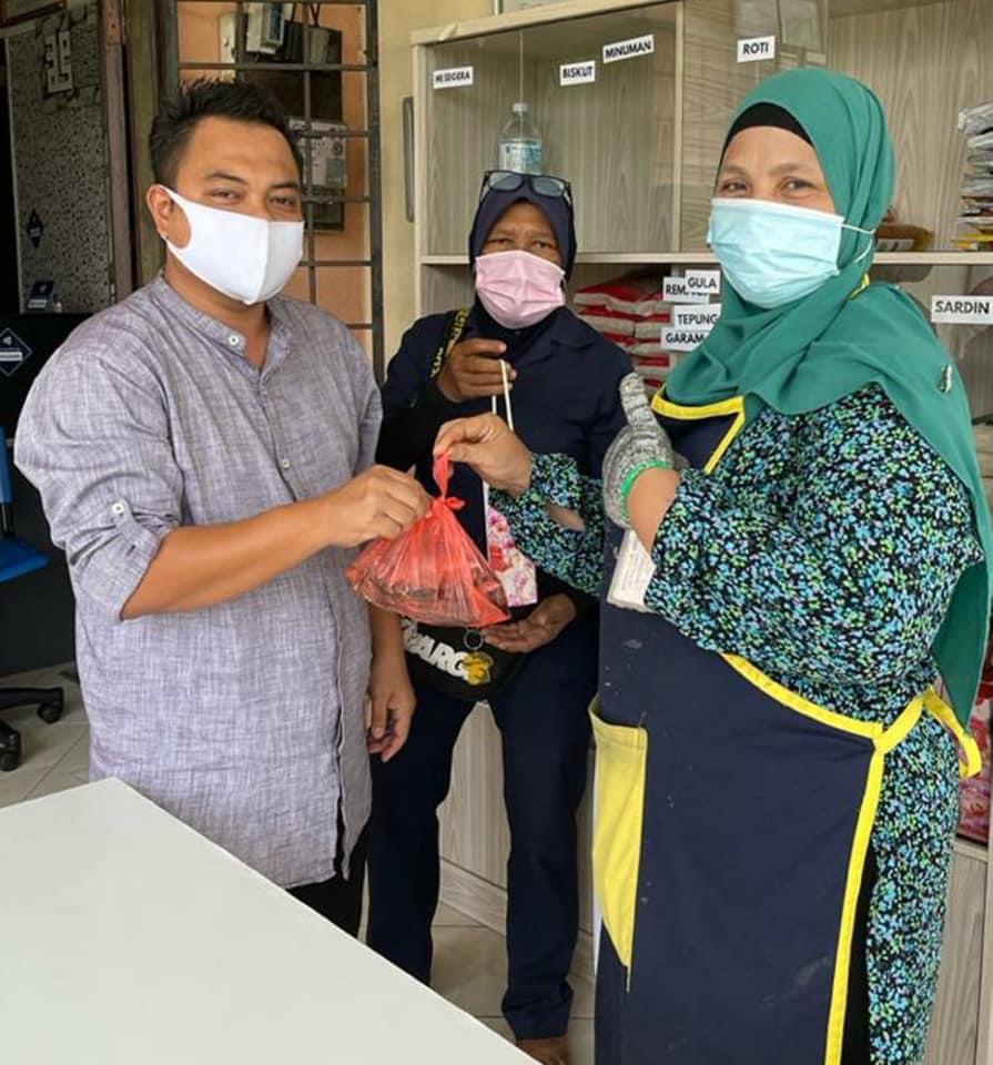 AkademiSifu's tweet photo. Agihan ikan pelaling kepada masyarakat setempat..semoga penderma &amp; penyumbang dimurahkan rezeki
#foodbankpkdpayajaras 
#sukarelawanpkdpayajaras 
#kitajagakita💕 https://t.co/CgEa3RbEuG