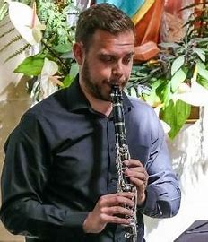 Benslow_Music's tweet photo. Join @bridgetkerrison @CaldecoteTom and Trevor Hughes on Monday at 15.00 BST for a streamed recital of songs, clarinet pieces and piano solos. Find out more about the programme here: https://t.co/zMAL1d9Ne4 https://t.co/RLm2hTnagY