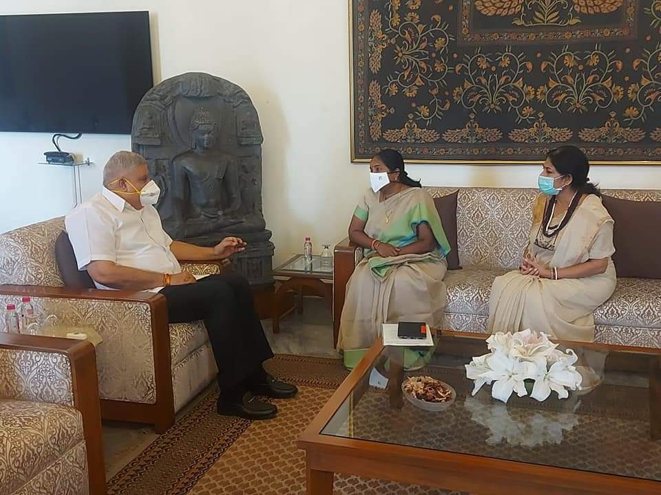 BJP4Bengal's tweet photo. নির্বাচন পরবর্তী রাজ্যে মহিলাদের উপর নির্মম অত্যাচারের প্রতিবাদে ভারতীয় জনতা মহিলা মোর্চার কেন্দ্রীয় সভানেত্রী শ্রীমতি ভনতি শ্রীনিবাসন, রাজ্যসভার সাংসদ শ্রীমতি রূপা গাঙ্গুলীর নেতৃত্বে বিজেপির এক প্রতিনিধি দল রাজ্যপালের সাথে দেখা করে উপযুক্ত ব্যবস্থা নেবার দাবী জানালেন। https://t.co/uxVdngOPTg