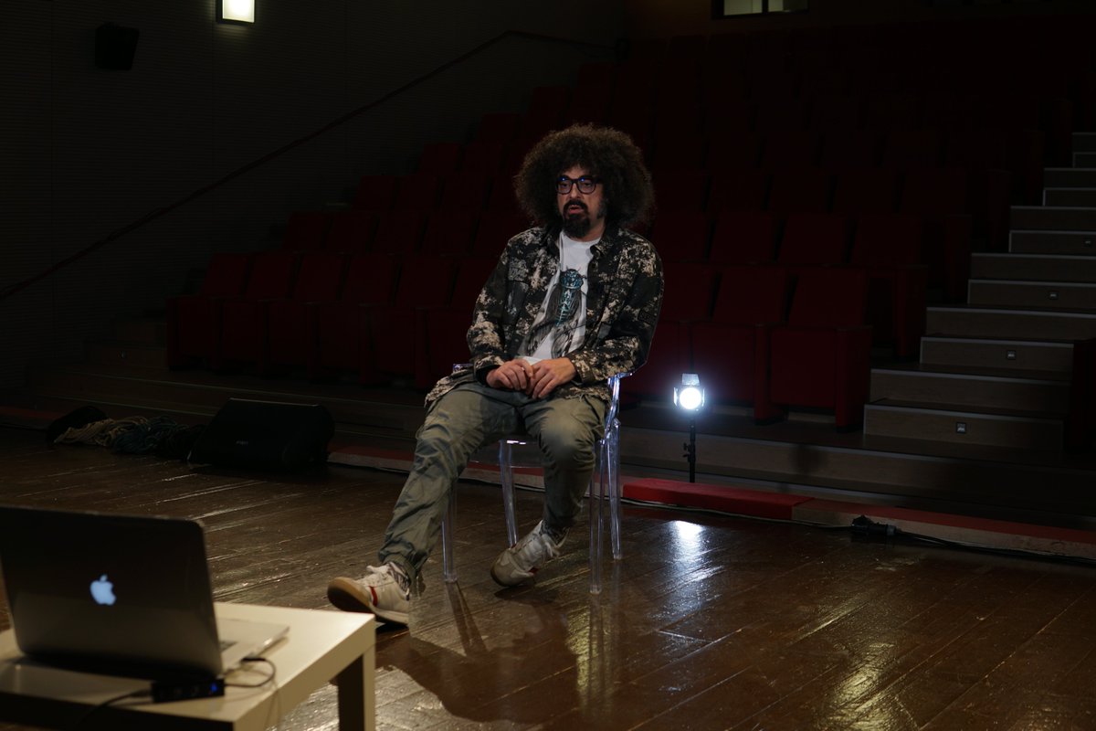TeatridiBari's tweet photo. Tutto ciò che attraversa un palco lo trasforma: #Exuvia, un rito di passaggio dai giorni delle prove alla all'uscita di un nuovo #album. #Caparezza ne parla nell'intervista su #TvSette, registrata alla #CittadelladegliArtisti: https://t.co/AR5bIMBeRd...
#exuvia #caparezza #album https://t.co/sXdaljrqsL