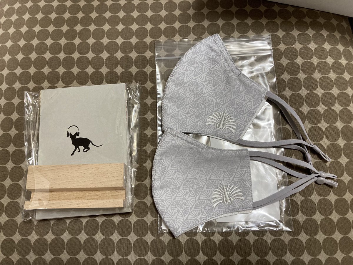 youco108's tweet photo. 東京事変のマスク届いたー。
サイズがいまいち分からんかったから、MとL両方買ったけど一回りくらいMが小さいくらい。
ユニクロのMと比べると少し小さいかなと思うが自分が使うにはMでいけそう（๑⃙⃘ˊ꒳​ˋ๑⃙⃘） https://t.co/AbZ8COqFyL