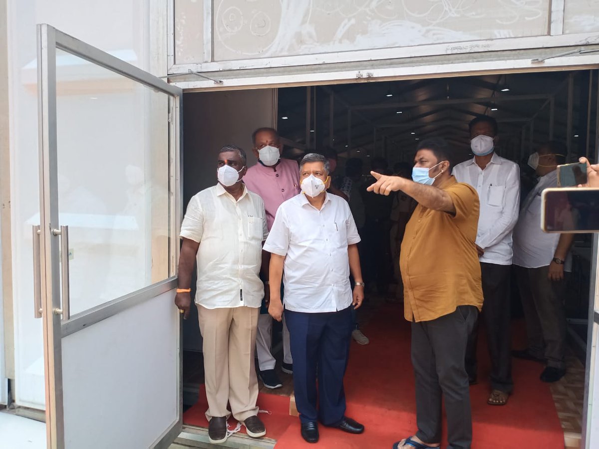 JagadishShettar's tweet photo. Visited Bellary to inspect the construction progress of emergency hospital with a 1000 oxygenated beds capacity that is being built at Sandur opposite to Jindal Company.

#KarnatakaFightsCorona | #MaskUpKarnataka | @BJP4Karnataka | @BJP4India https://t.co/0A2YfVG0rU