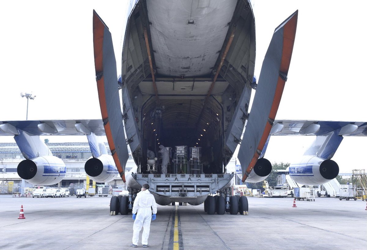 MEAIndia's tweet photo. 🇦🇹🇮🇳🇨🇿
International cooperation continues! Aircraft carrying 1900 oxygen cannulas &amp; 396 oxygen cylinders from Austria and 500 oxygen cylinders from Czech Republic arrives. Grateful to both our EU partners for this generous support. https://t.co/LUpRQftnYW