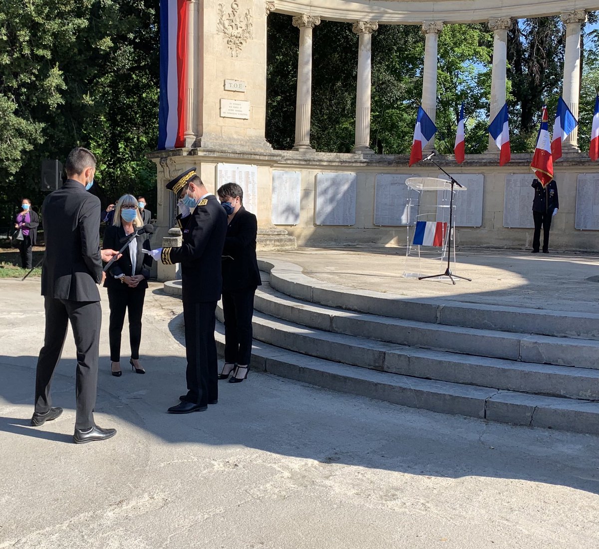 #devoirdememoire🇫🇷
Le préfet de l’#Herault préside la cérémonie de commémoration du 76e anniversaire de la Victoire du #8Mai1945

➡️🎖Remise insignes de Chevalier ds l’Ordre #National du #Mérite à Martine Marragou présidente Emmaus #Montpellier engagée au quotidien pr les autres