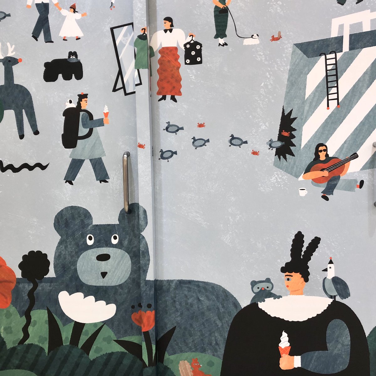 大丸札幌店 新たなアートスポット 売場とバックヤードをつなぐ扉 テッピ 北海道ゆかりのアーティストによって変身中です 大丸の森 の愉快な仲間 4階 カラフルな動物と目が合う 2階 よく見ると色々なモチーフが 3階 ぜひ探して