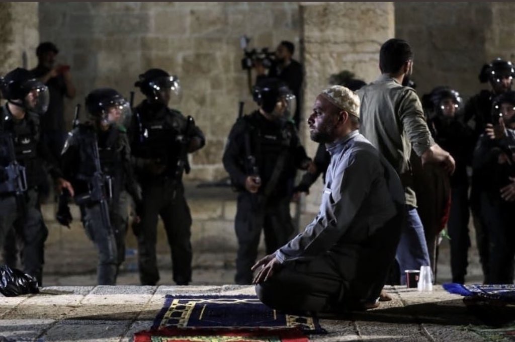 İlk kıblemiz #MescidiAksa’da namaz kılan  masum insanlara  yapılan çirkin  saldırıyı kınıyor ve lanetliyorum. “Komutanı Muhammed (s.a.v) Olan Bir Ümmet Boyun Eğmeyecek!