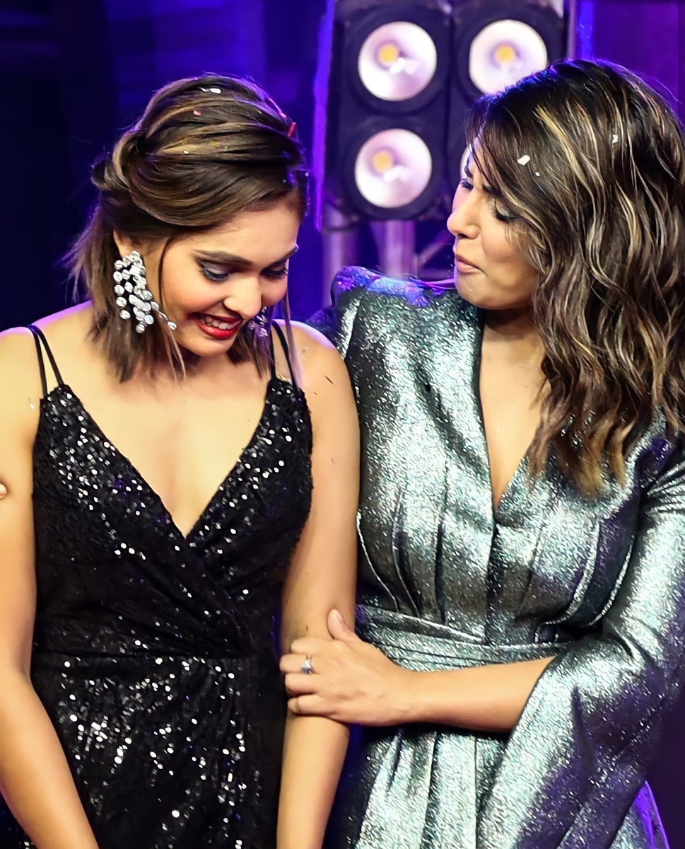 SristiJhunjhun1's tweet photo. #HinaKhan motivating and encouring @Roshanipawar13 (1 of the finalist of @4biddenAngels ) post result announcement n trying to cheer her up .. @eyehinakhan is such a sweetheart ❤

#HinaKhan #Inspiration #SweetHeart #LovelyPerson 
 #ForbiddenAngels #MTvIndia @MTVIndia https://t.co/2o7JYd0bsc