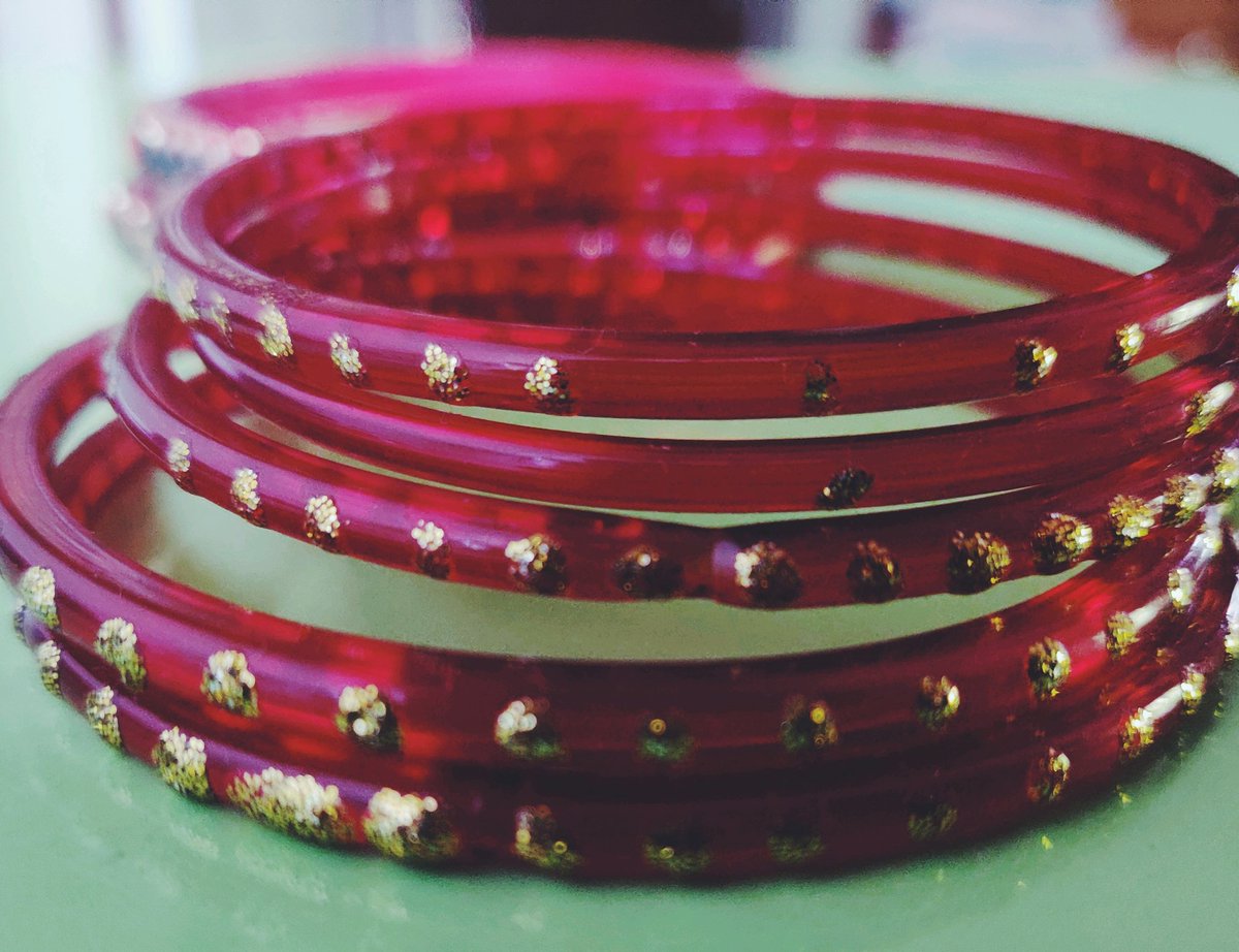 to use metal wrist bands &/or arm bands due to differences in certain composition of their body & the purpose. Today, Jewelry market is flooded with many contemporary designs & made of unnatural materials like plastic.This has led to bangles which are low in satvika tattva.