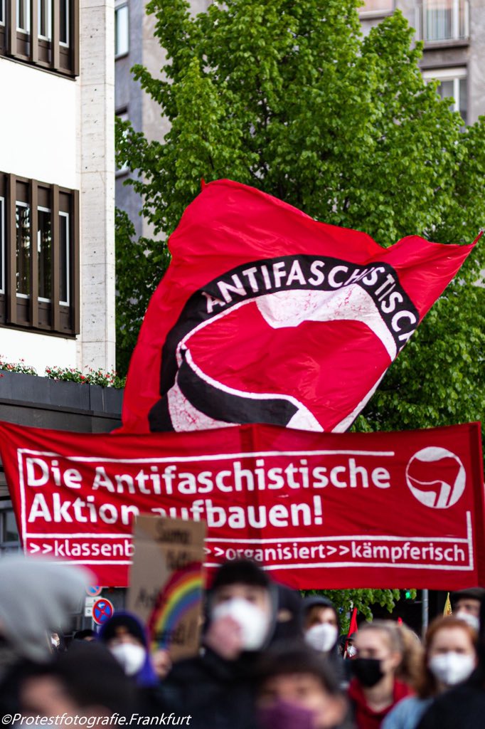 In Frankfurt beteiligten sich gestern rund 1000 Menschen an einer antifaschistischen Demo unter dem Motto „Wir sind 100 Jahre Antifa“. #ffm0705 Mehr Fotos: instagram.com/p/COmynejHDro/…