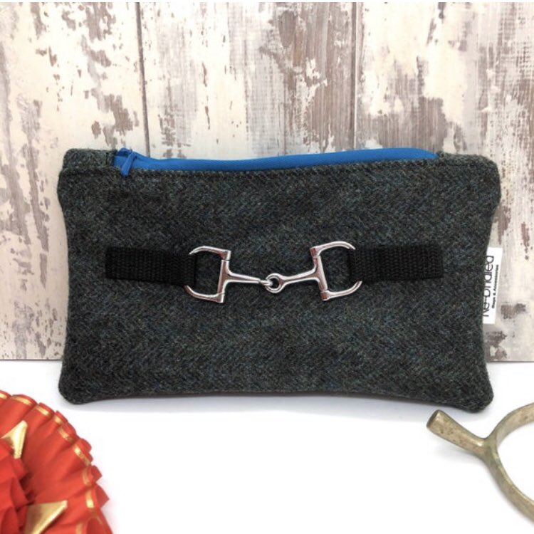 Rebridled's tweet photo. Gorgeous tweed equestrian pouch.
Fantastic gift.
Free UK π¬π§ postage
https://t.co/rDOQTRXe4k
#horseuk #horseriding #equestrian #ponies #horselover #equestrianstyle #equinelover #horselovers #equinelives https://t.co/G5liVo31Qh