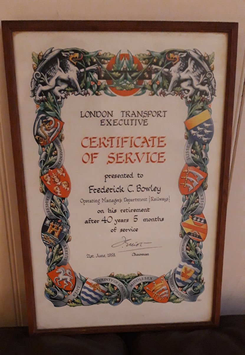 UKPhotoArchive's tweet photo. I would love to reunite this framed Certificate Of Service from London Transport to Frederick C Bowley dated 1958 with family. Forty years of service and all after being wounded in WW1. #londontransport #buses #Bowley Read more about Fred Bowley here
https://t.co/JUrz0NtpWg https://t.co/pVCrjhAG09