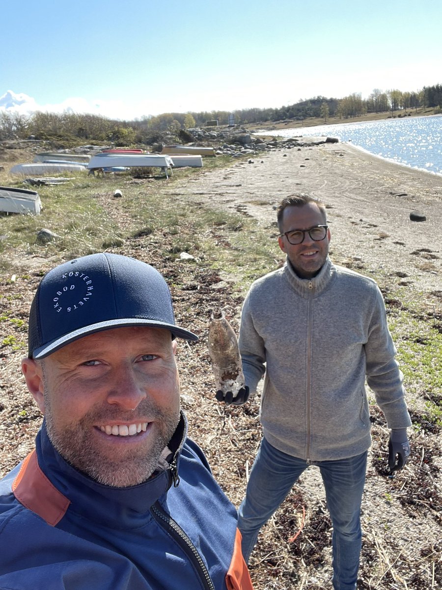 DrUEriksson's tweet photo. Idag plockar vi skräp med @KosterhavetsEko @HallSverigeRent! ⚓️
#kusträddarna #kosterhavet #västsverige https://t.co/Jgi5G5ABus