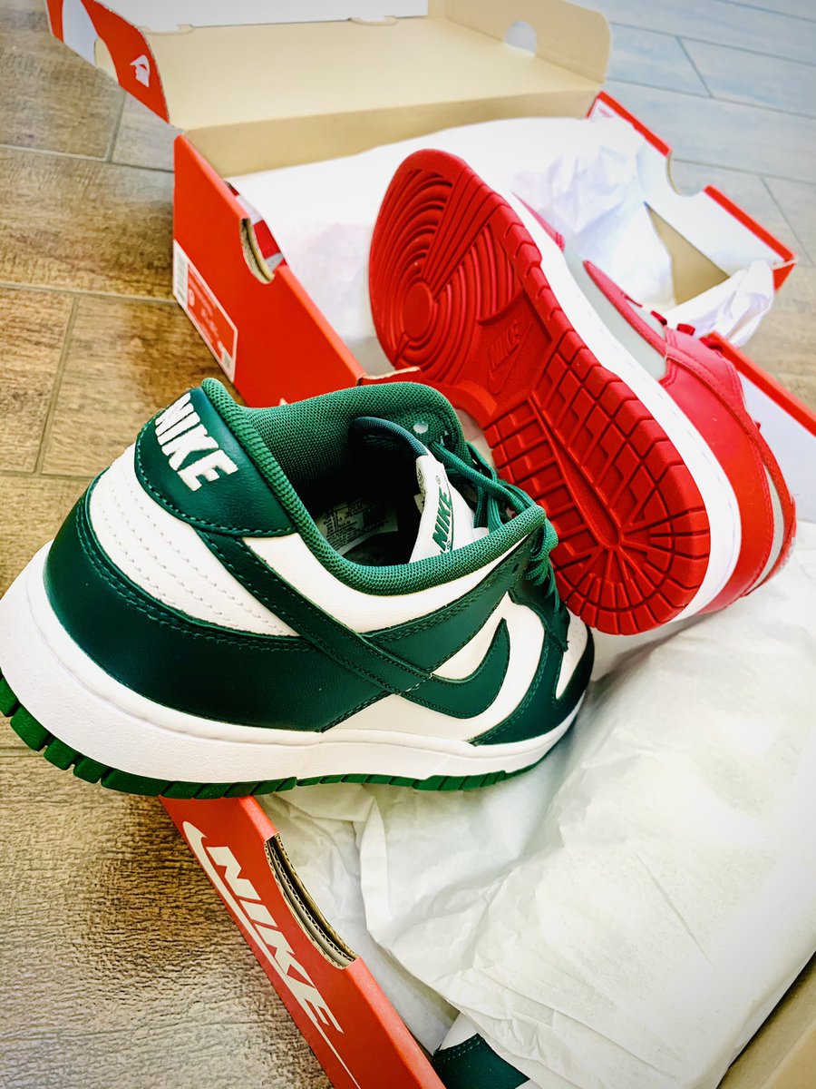 _Kudzayi's tweet photo. Red means stop🚫
Green means go✅

#Nike #Dunks #NikeDunk #DunkLow #NikeBoyz #KicksForTheDay #NikeDunkLow #YoMzansiSneakers #UNLV @yomzansisneaker #NotASneakerHead #DunkRotation https://t.co/tSNPCGW8gS