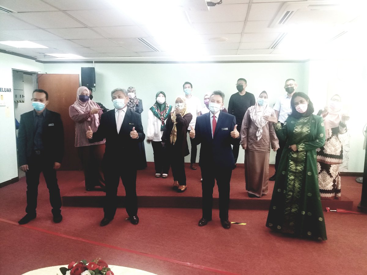 Syazmida's tweet photo. Salam Penghormatan &amp; Salam Persaraan buat YBrs.Tuan @dzarifyaacob1 Pengarah @CksJKR yg telah mencurahkan khidmat &amp; bakti cemerlang kpd @JKRMalaysia. Semoga dikurniakan keberkatan &amp; kesihatan disepanjang istirehat. Salam perpisahan. Biar hilang dimata, dihati tetap jd kenangan. https://t.co/w0R37kqBTF