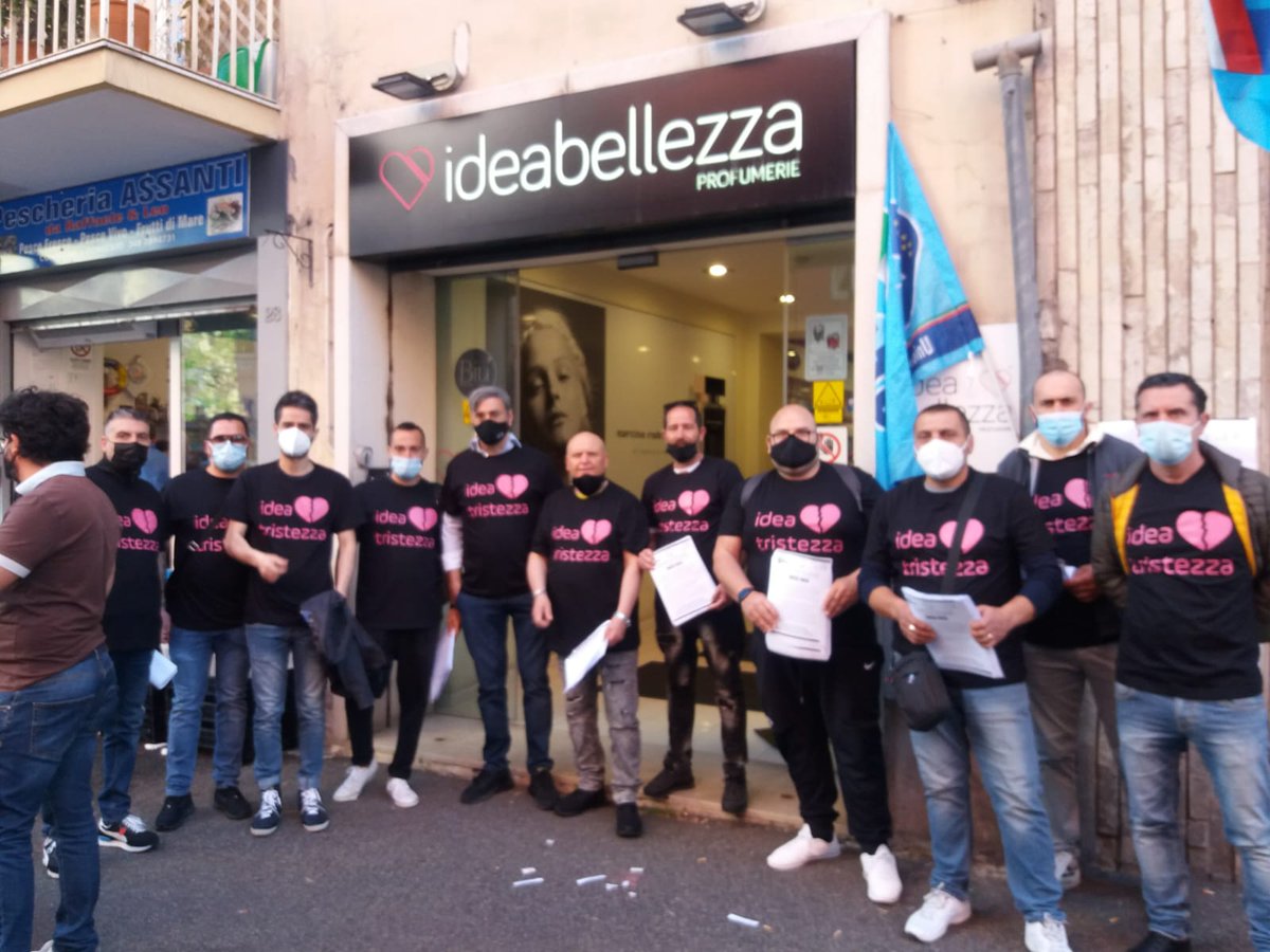 PSilvestro75's tweet photo. La @UiltucsCampania con i lavoratori di #gargiuloemaiello #ideabellezza di Napoli in #Sciopero per i propri #Diritti @uiltucs @UILofficial @CampaniaUIL #sudalavoro https://t.co/Qsen8q7eK7