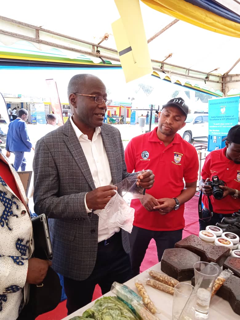 dar_dit's tweet photo. Mwenyekiti wa Baraza la Taasisi ya Teknolojia Dar es Salaam (DIT), Mhandisi Dkt. Richard Joseph Masika leo ametembelea banda la maonesho katika kilelele cha mashindano ya MAKISATU yaliyoanza jana jijini Dodoma https://t.co/TJcO8bPAnn