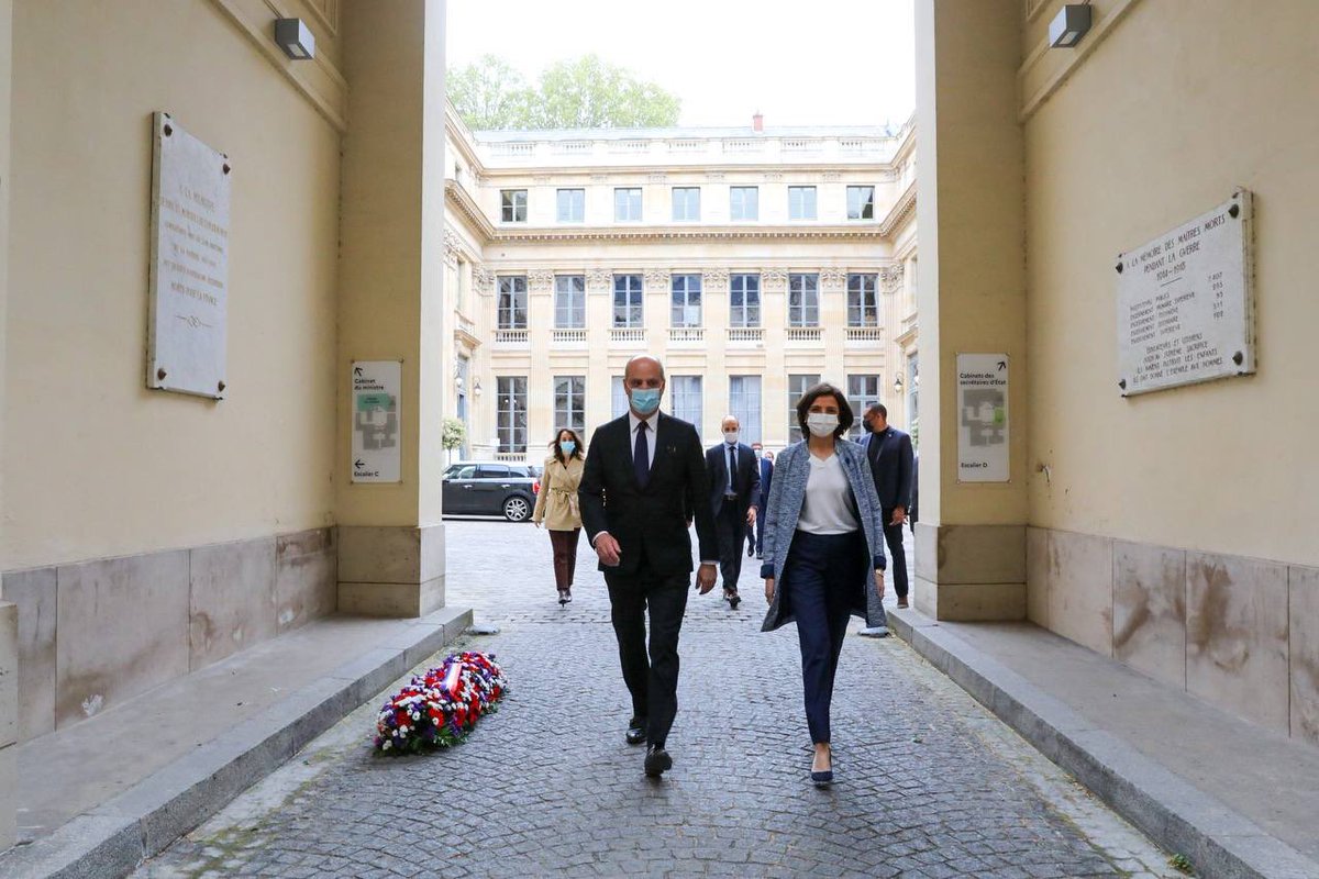 jmblanquer's tweet photo. Aimer notre pays 🇫🇷
Aimer la liberté 
Se battre pour les deux qui ne font qu’un jusqu’à donner sa vie.
C’est ce que nous célébrons en ce 8 mai.
Nous rendons hommage avec @avyelimas aux professeurs et personnels de l’éducation nationale morts pour la France. https://t.co/3Nxw3GpIPA