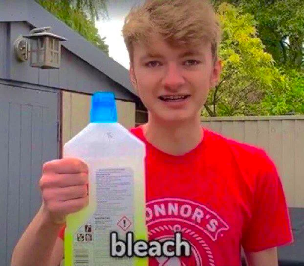 dreamy_yellow's tweet photo. @CorpseKuno_13 @Technothepig i can give you bleach. https://t.co/fF3xOB7vCQ