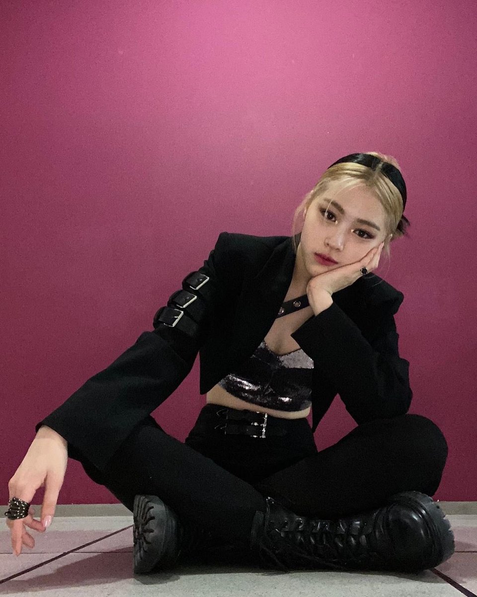 onlyforRyujin's tweet photo. CRYING 😭 https://t.co/REwcG1ilXO