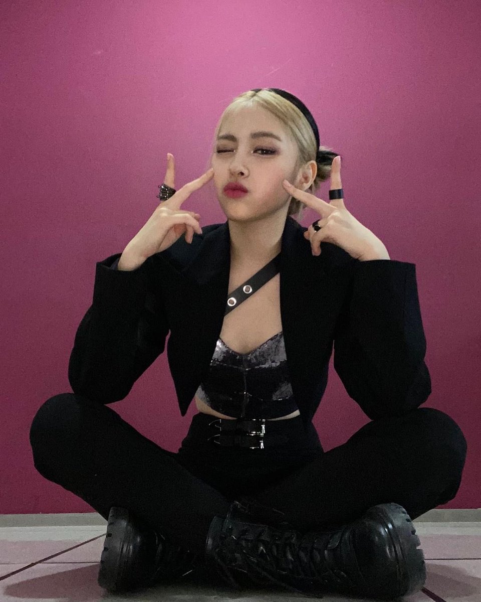onlyforRyujin's tweet photo. CRYING 😭 https://t.co/REwcG1ilXO