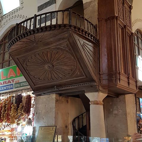 İnşa edildiği dönemden 1940 yılındaki yangına kadar tam 380 yıl Mısır Çarşısı esnafı sabah dükkânlarını açmadan bu balkon etrafında toplanır ve bir görevli bu balkondan esnafa seslenerek dua eder, hayırlı işler dilekleriyle âmin dendikten sonra dükkânlar açılırdı. 

<a href="/NerminTaylan/">Nermin Taylan Erkutlu🇹🇷</a>