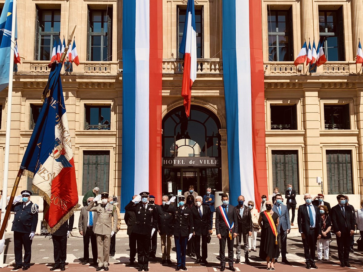   #8maiAllocution officielle du Maire de  #Cannes, David Lisnard, face au monument aux morts de l’Hôtel de Ville 
