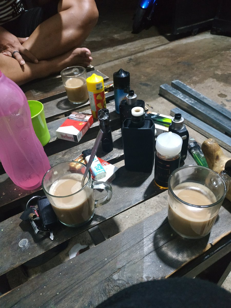 Malam minggu, hujan². Vape + rokok + kopi adalah triple blend menghabiskan malam..