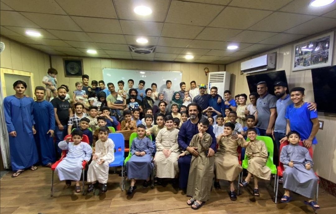 صنع الأمل ورفع المعاناة 
الحرب تخطف من الأطفال آبائهم وأمهاتهم وتترك جيل معزول يعاني
 لو هشام ماكان موجود كان اليوم موجود 260طفل مشرد بالشوارع
منهم راح يتجند للأرهاب ونصهم راح يكون بدون تعليم والباقي لا يمكن معالجته💔

ولكن هشام بجهودة الشخصية أستطاع أن ينقذ 260 طفل.
#هشام_الذهبي