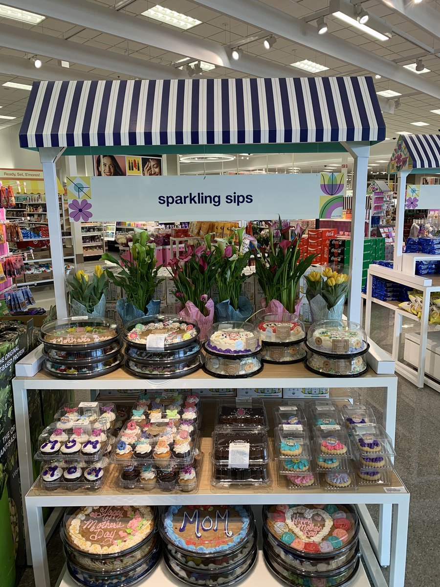 kurtdgriebel's tweet image. We 💯 have you covered this weekend for Mother’s Day! Thank you to @PaigeWatson_TGT @RobSpringer @KD_Kline @allieattarget @TargetTess @Samantha_TGT for delivering a world class brand daily for our guests in North Cedar Rapids 🌽 @natelane39 @Le_Hulett @Alicia_Michel21