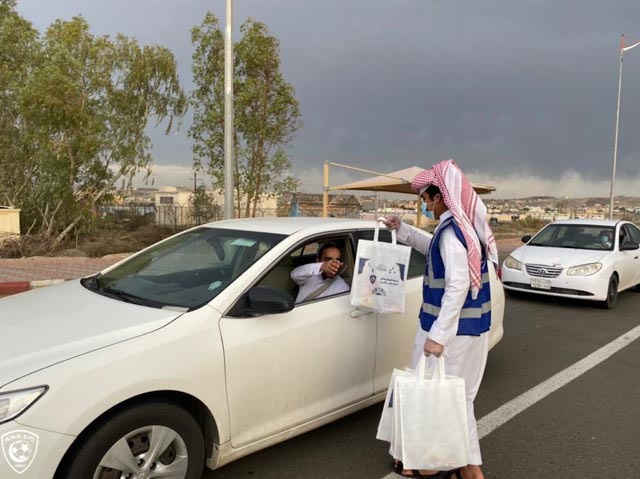 AlhilalSR's tweet photo. 📸 واصل فريق #الهلال التطوعي في منطقة الباحة توزيع وجبات إفطار صائم في عدد من طرقات المنطقة💙 https://t.co/twPl5P9oeC