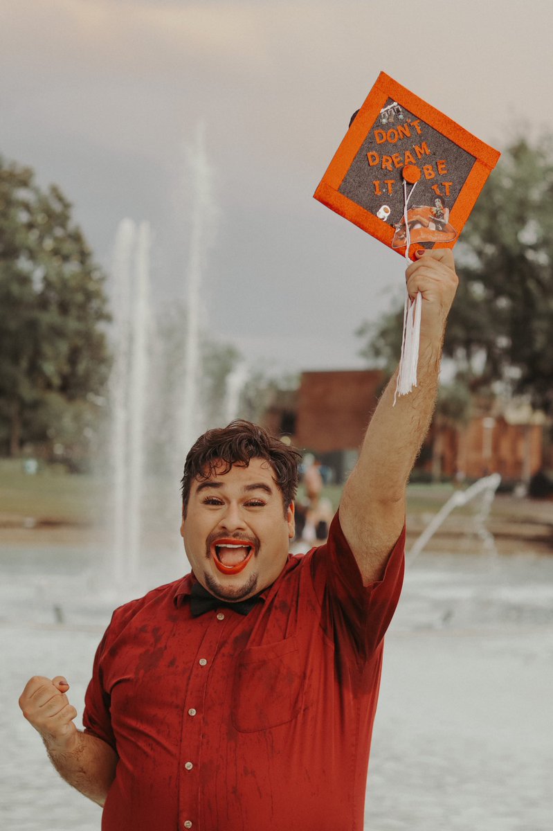 Chris_CPPS's tweet photo. YALL.. I DID! I GRADUATED COLLEGE! 😍 https://t.co/sz6LZ43mOo