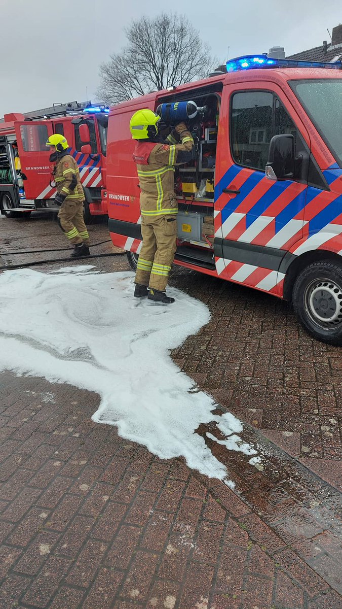 SanderBrijer's tweet photo. Kleine woningbrand @GemHHW #Vosbergerlaan. Schade lijkt mee te vallen. Si 2 en TS de Noord tp. 👨‍🚒🔥 https://t.co/enjKF3LJwz