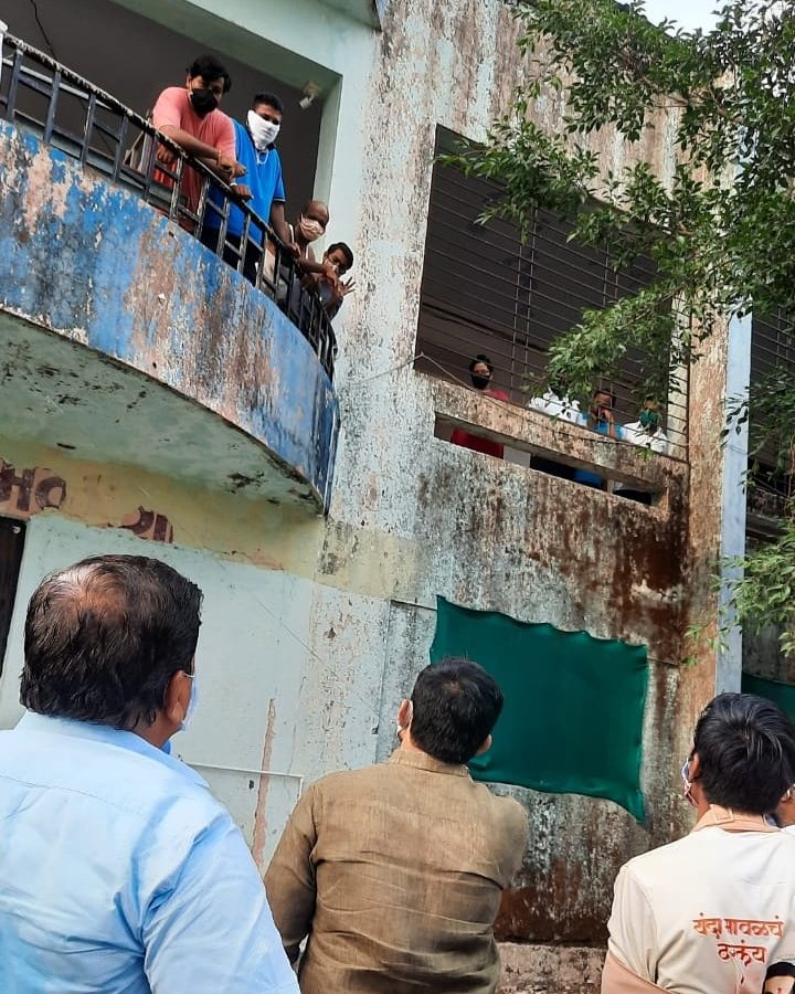 shelkesunilanna's tweet image. कोरोनाच्या वाढत्या प्रादुर्भावाच्या पार्श्वभूमीवर देहूरोड येथील कोविड केअर सेंटर व खाजगी रुग्णालये येथे जाऊन प्रत्यक्ष पाहणी केली. डॉक्टर्स, परिचारका यांच्यासोबत संवाद साधुन त्यांच्या समस्या जाणुन घेतल्या.
#sunilshelke #maval #coronawarriers #FightAgainstCorona #WarAgainstVirus