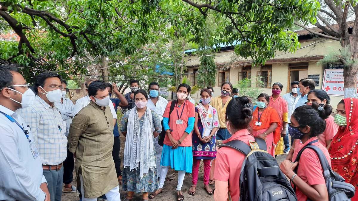 shelkesunilanna's tweet image. कोरोनाच्या वाढत्या प्रादुर्भावाच्या पार्श्वभूमीवर देहूरोड येथील कोविड केअर सेंटर व खाजगी रुग्णालये येथे जाऊन प्रत्यक्ष पाहणी केली. डॉक्टर्स, परिचारका यांच्यासोबत संवाद साधुन त्यांच्या समस्या जाणुन घेतल्या.
#sunilshelke #maval #coronawarriers #FightAgainstCorona #WarAgainstVirus