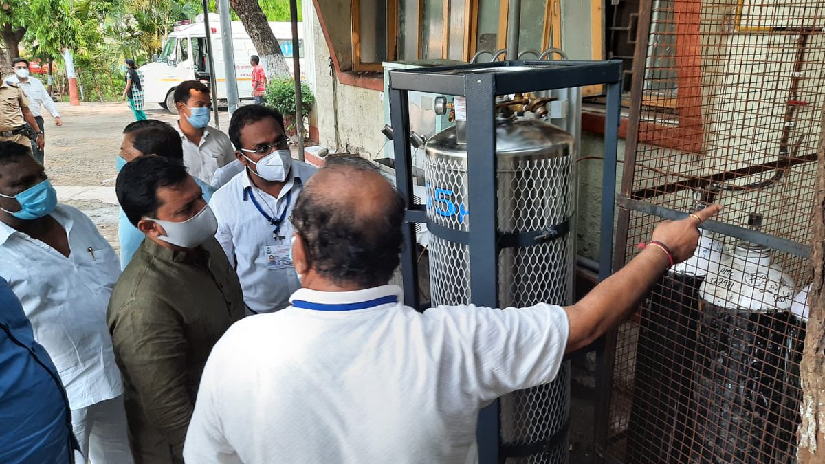 shelkesunilanna's tweet image. कोरोनाच्या वाढत्या प्रादुर्भावाच्या पार्श्वभूमीवर देहूरोड येथील कोविड केअर सेंटर व खाजगी रुग्णालये येथे जाऊन प्रत्यक्ष पाहणी केली. डॉक्टर्स, परिचारका यांच्यासोबत संवाद साधुन त्यांच्या समस्या जाणुन घेतल्या.
#sunilshelke #maval #coronawarriers #FightAgainstCorona #WarAgainstVirus