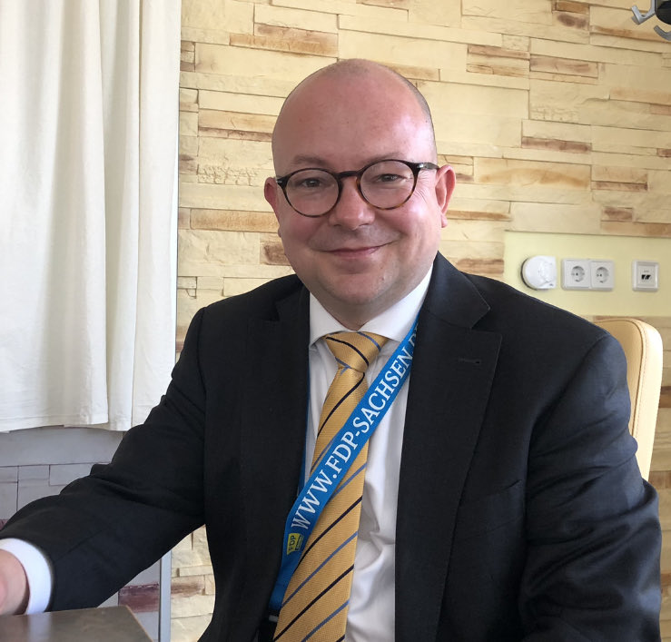 PrinterPapst's tweet photo. Die wichtigsten Ergebnisse der #fdplvv-#btw21-@fdpsachsen-Listenaufstellung - und was Landeschef @theliberalfrank zu seinen 66,5 % sagt:
https://t.co/1lSIZmxUz8 https://t.co/e1RO4nKVpj