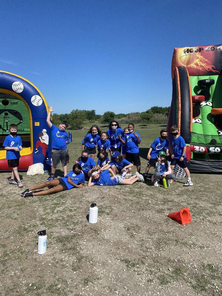 MrsEmilyJones22's tweet photo. Field Day was so much fun! Loved every minute. 💙 https://t.co/PF1v5OiIFH