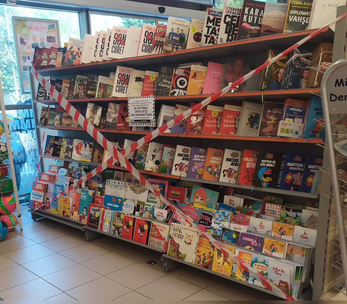 Kitap almak da yasakmış. Yüzde 99'u kitap okuyan bi ülke için bu kötü oldu işte