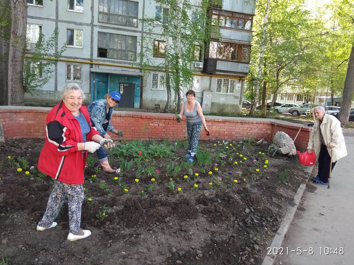 osm40shi's tweet photo. Благодаря активным жителям дома 65, ул.Фадеева (предс. Зюляева М.А.) клумба у трамвайной остановки с каждым днём всё больше радует прохожих. Ведь мимо этой клумбы проходят очень много жителей 10 мкр. и видя эту красоту, настроение становиться лучше. @promadm  @Semenov_A_S https://t.co/RcQCSEBbTd