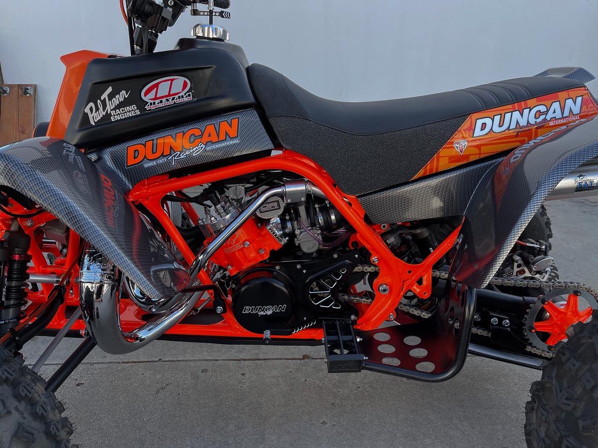DuncanRacingInt's tweet photo. 🤯 Here it is! A #DuncanRacing latest creation with SO much attention to detail and performance off the charts: 250+ hours / NATIONAL kit / Full suspension / Roll Design / Elka / #PaulTurnerRacing pipes / #FatBoy2 silencers / Ported / #Powerhead / Pyramid reed valves. #banshee https://t.co/rQfPOLKqcF