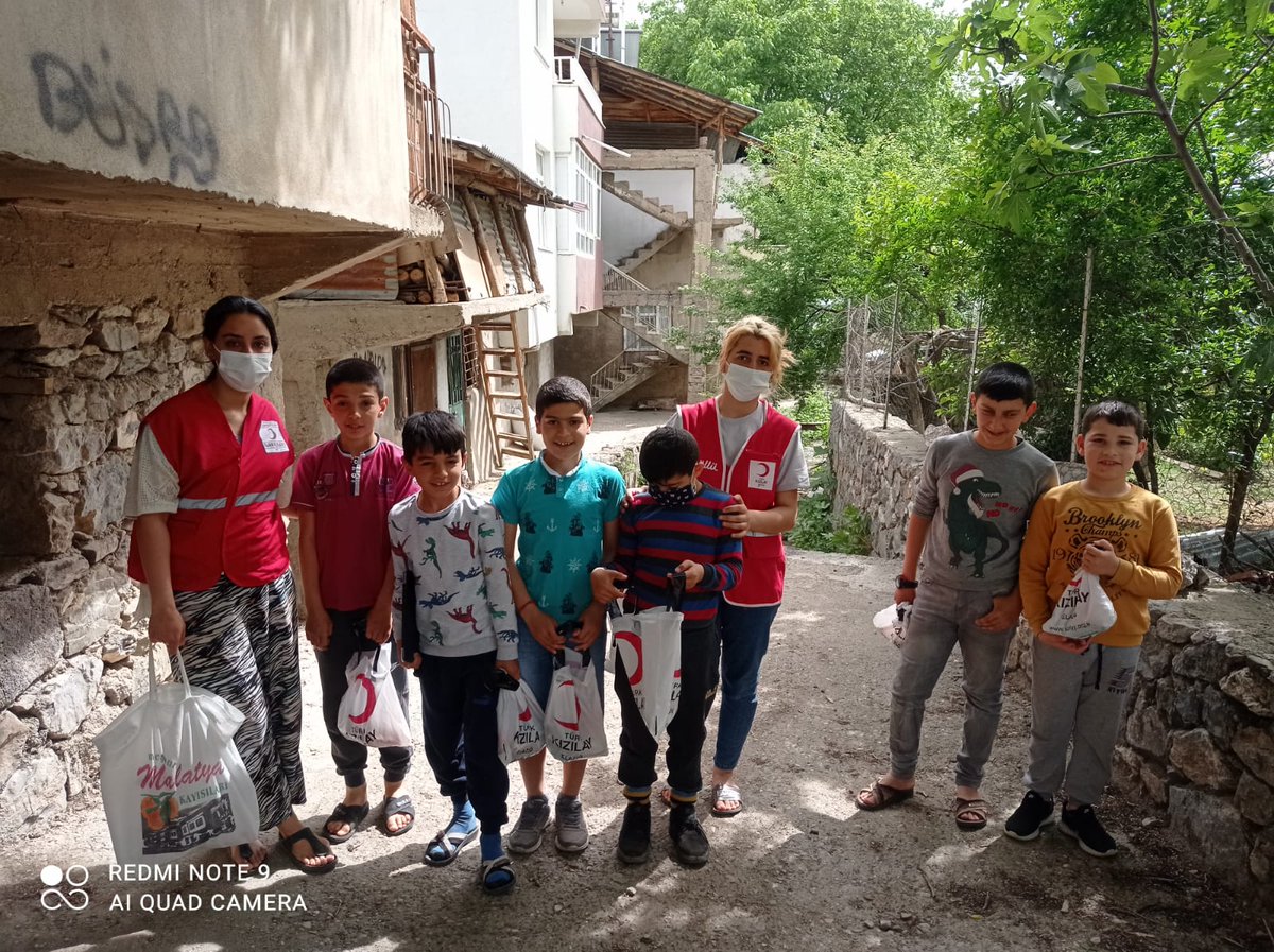 Genç Kızılay Arıcak ekibi olarak bugün Kadir Gecesi münasebetiyle çocuklara çikolata dağıtımını gerçekleştirdik.. Ellerin semaya, dillerin duaya, gönüllerin mevlana yöneldiği bu mübarek gecede herkesin kandilini kutlarız.#iyilikkazanacak #iyigeleceksin #sensizolmaz
