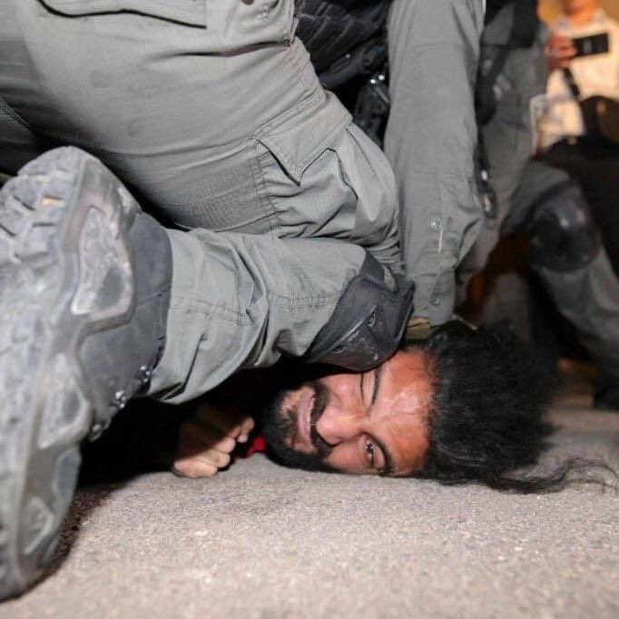 fatihkolan10's tweet photo. iki görüntü arasında hiçbir fark yokken soldaki görüntüde dünya ayağa kalkmıştı, sağdakinde ise herkes sessiz çünkü sağdaki müslüman.

“Nasıl olmuşsa bilmiyorum, vurmuşlar bize, biz vurmamışız.”
-Cahit Zarifoğlu
 #MescidiAksaOnurumuzdur https://t.co/sUbG7Xn3tk