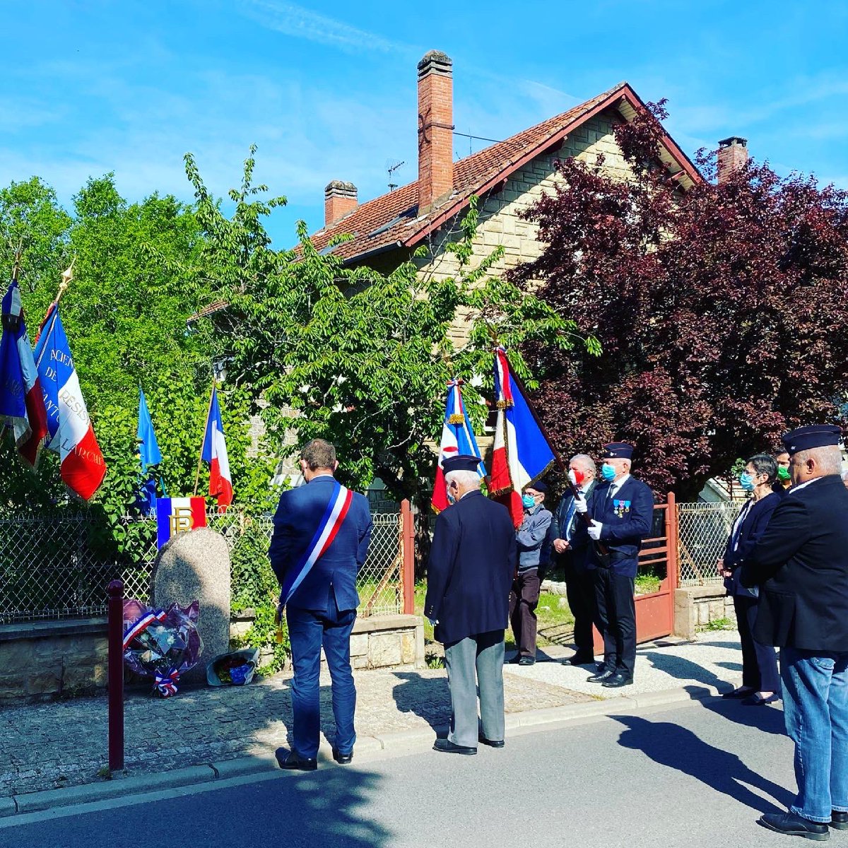 CommuneLarche's tweet photo. 🇫🇷 Commémoration à #larche du 76ème anniversaire de la victoire de la France et de ses alliés le 8 mai 1945, en comité restreint. 
#DevoirDeMémoire #8mai1945 https://t.co/a9X7fumiuQ